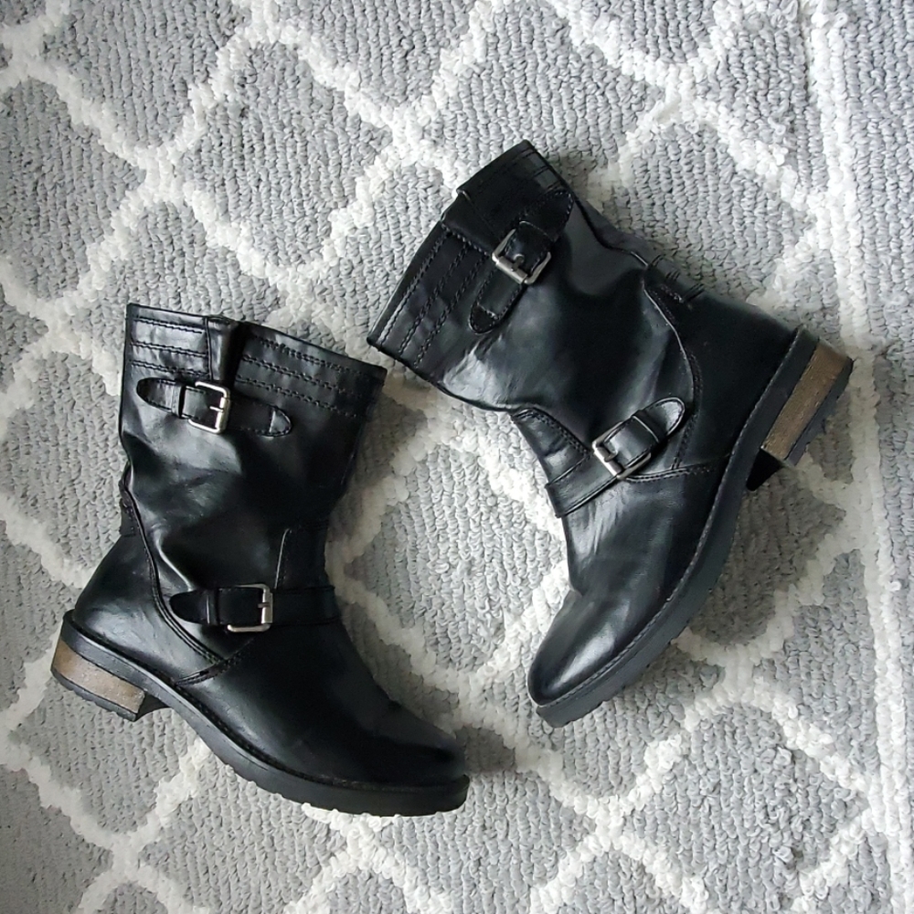 Black buckle bootie!